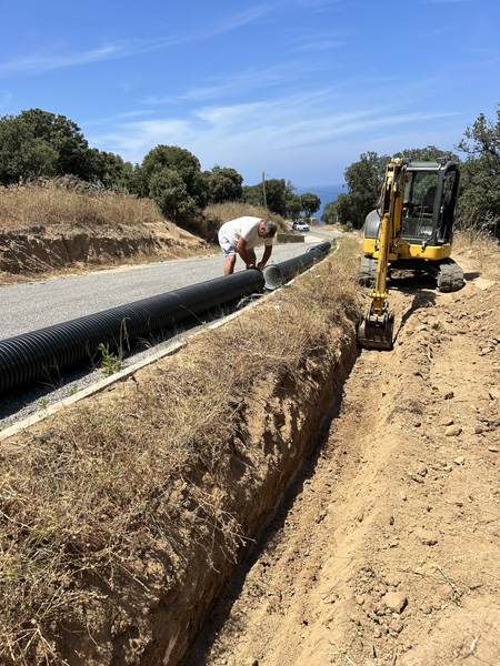 Tranchée ouverte pour pose des tuyaux